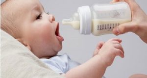 Tùy từng trường hợp cụ thể mà các mẹ sẽ chọn cho bé bú sữa mẹ hay uống sữa công thức