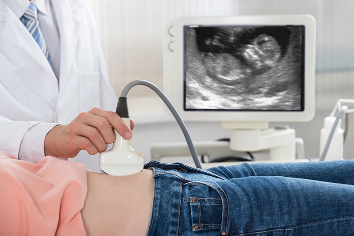 Máu báo thai ra nhiều có thể là một dấu hiệu nguy hiểm cảnh báo của cơ thể, chị em cần đến các cơ sở y tế chuyên khoa để được thăm khám
